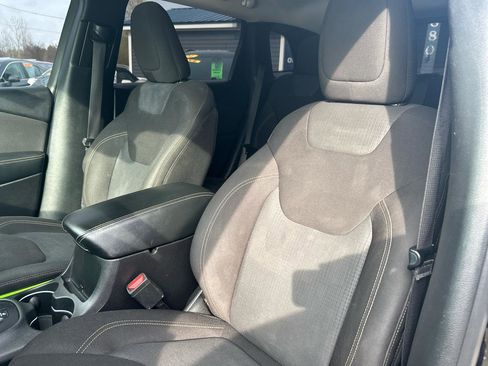 Used 2017 Jeep Cherokee Latitude w/ Cold Weather Group image 17