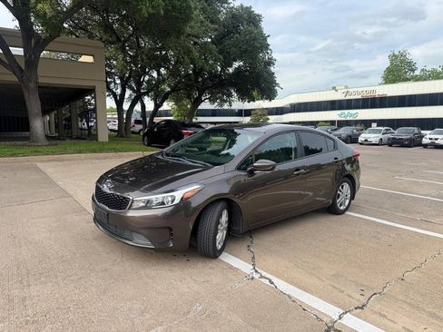 Used 2017 Kia Forte LX FWD image 2