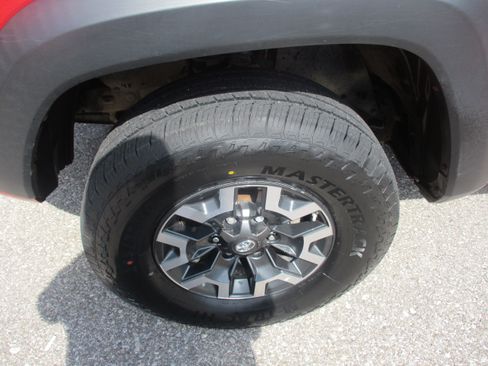 Used 2018 Toyota Tacoma TRD Off-Road AWD/4WD image 10