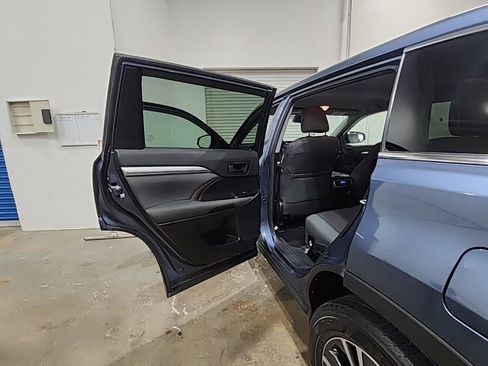 Used 2017 Toyota Highlander LE FWD image 13