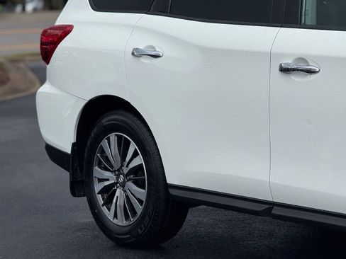 Used 2017 Nissan Pathfinder SV image 9