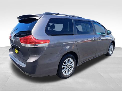 Used 2011 Toyota Sienna XLE w/ Entertainment Pkg FWD image 6