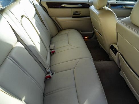 Used 2008 Lincoln Town Car Signature Limited image 19