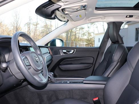 Used 2021 Volvo XC60 T5 Momentum image 9