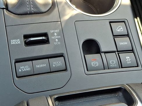 Used 2024 Toyota Highlander XLE AWD/4WD image 24