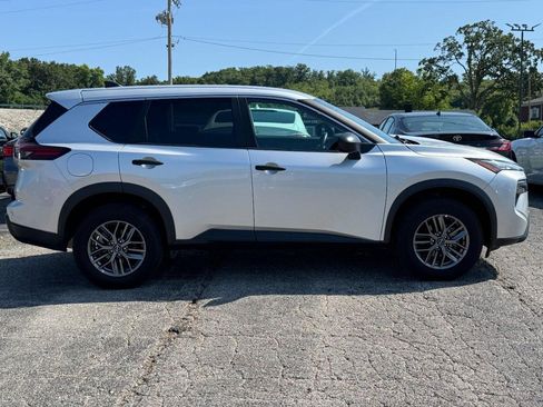 Used 2024 Nissan Rogue S AWD/4WD image 2