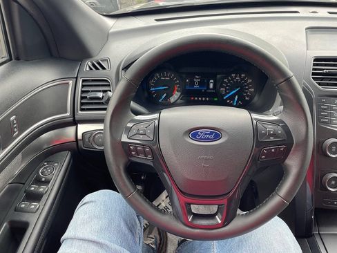 Used 2018 Ford Explorer XLT AWD/4WD image 18