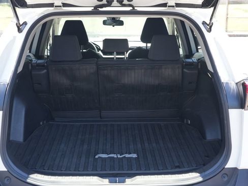 Used 2022 Toyota RAV4 LE AWD/4WD image 19