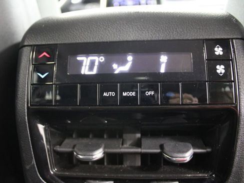 Used 2023 Jeep Grand Cherokee L Laredo image 32