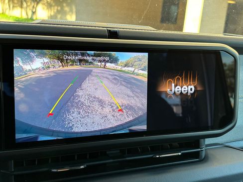 Used 2025 Jeep Wrangler Unlimited Sahara AWD/4WD image 20