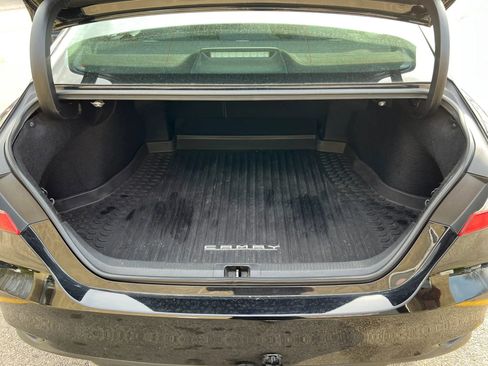 Used 2018 Toyota Camry LE image 30