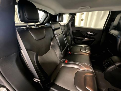 Used 2019 Jeep Cherokee Latitude Plus w/ Comfort/Convenience Group image 16