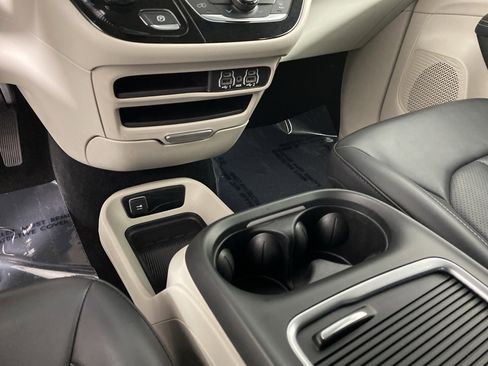 Used 2023 Chrysler Pacifica Touring-L image 30