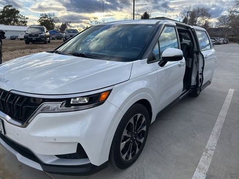 Certified 2023 Kia Carnival EX image 1