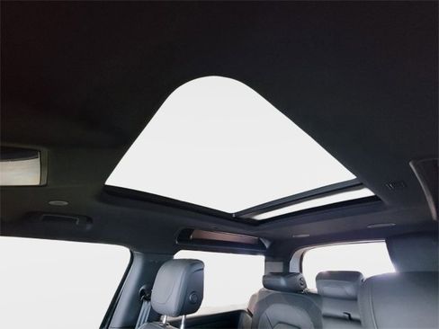 Used 2023 Land Rover Defender 90 X-Dynamic SE image 25