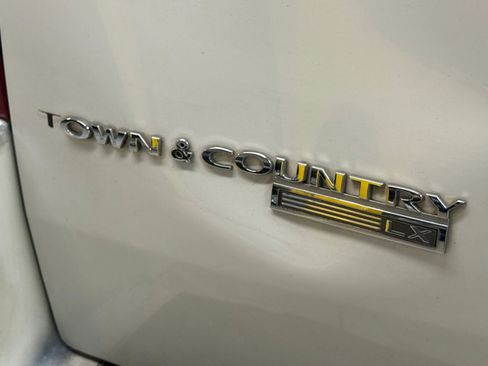 Used 2008 Chrysler Town & Country LX image 13