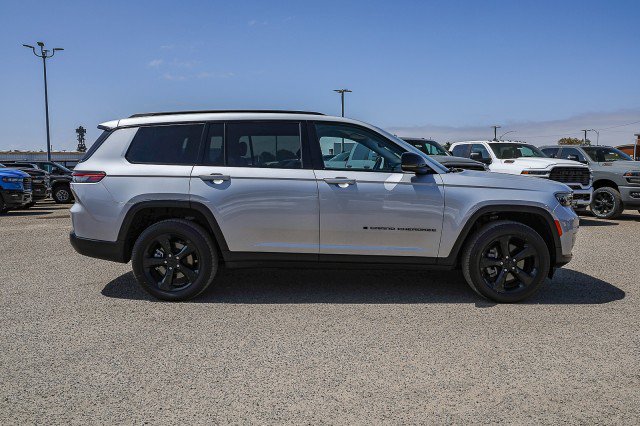 Used 2022 Jeep Grand Cherokee L Limited w/ Black Appearance Package AWD/4WD image 3