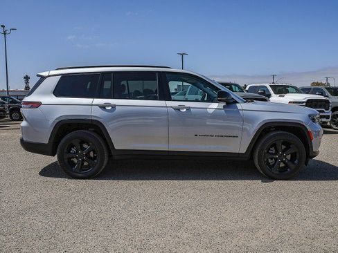 Used 2022 Jeep Grand Cherokee L Limited w/ Black Appearance Package AWD/4WD image 3