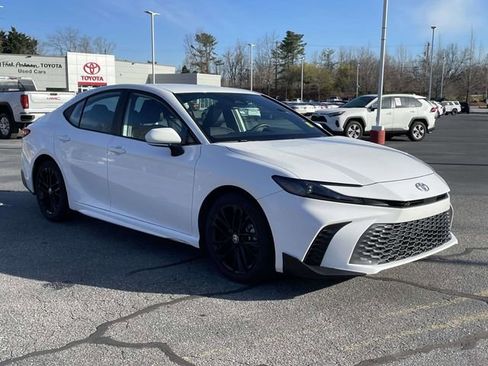 Used 2025 Toyota Camry SE w/ Convenience Package image 7