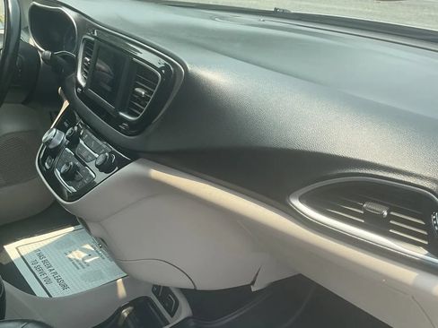 Used 2020 Chrysler Pacifica Touring-L FWD image 28