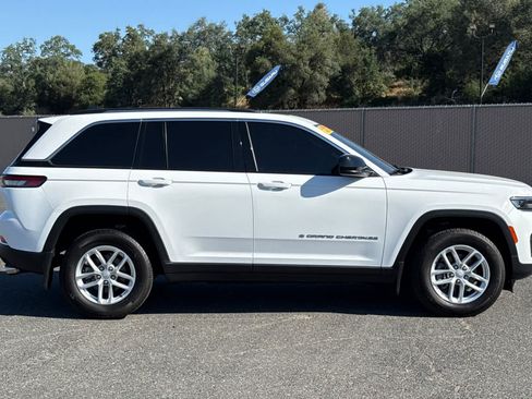 Used 2024 Jeep Grand Cherokee Laredo X AWD/4WD image 3