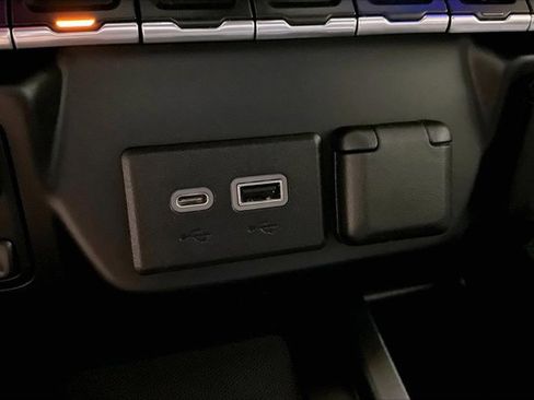 Used 2021 Chevrolet Silverado 1500 LTZ AWD/4WD image 33