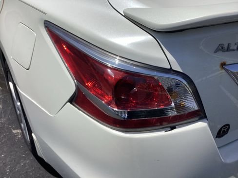 Used 2015 Nissan Altima 2.5 SV w/ Convenience Package FWD image 16