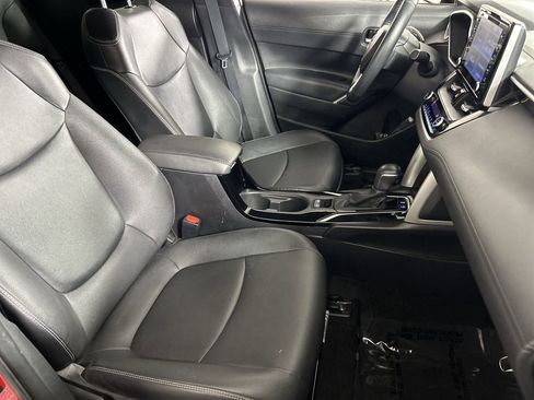 Used 2022 Toyota Corolla Cross XLE w/ Convenience Package image 27