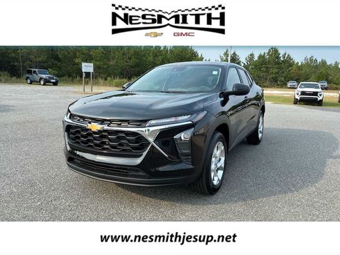 New 2026 Chevrolet Trax LS w/ LS Convenience Package FWD image 1