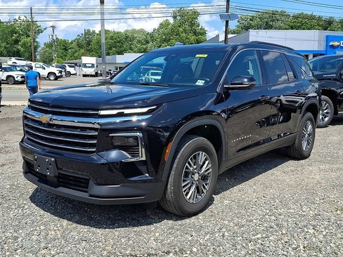Used 2024 Chevrolet Traverse LT FWD image 3
