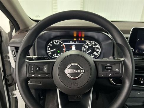 Used 2023 Nissan Rogue S image 11