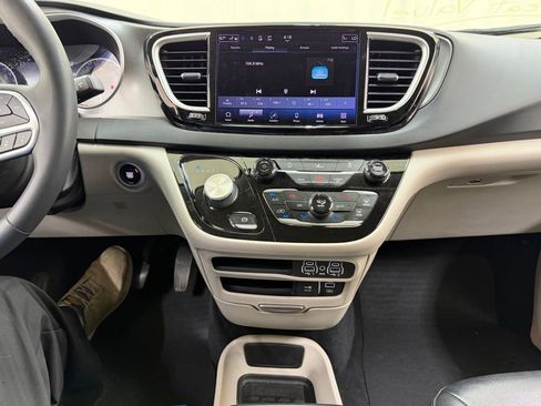Used 2022 Chrysler Pacifica Touring-L FWD image 26