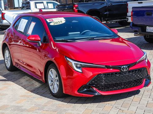 Used 2025 Toyota Corolla SE image 3