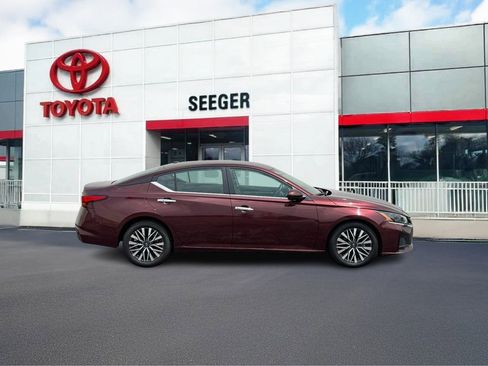 Used 2023 Nissan Altima 2.5 SV image 2
