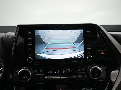 Used 2021 Toyota Highlander XLE FWD image 20