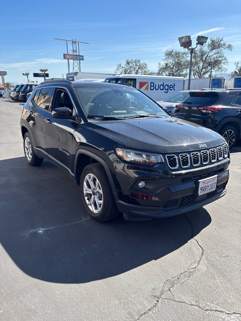 Used 2025 Jeep Compass Latitude w/ Sun & Sound Group AWD/4WD image 3