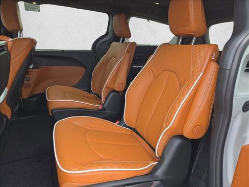New 2026 Chrysler Pacifica Pinnacle image 16