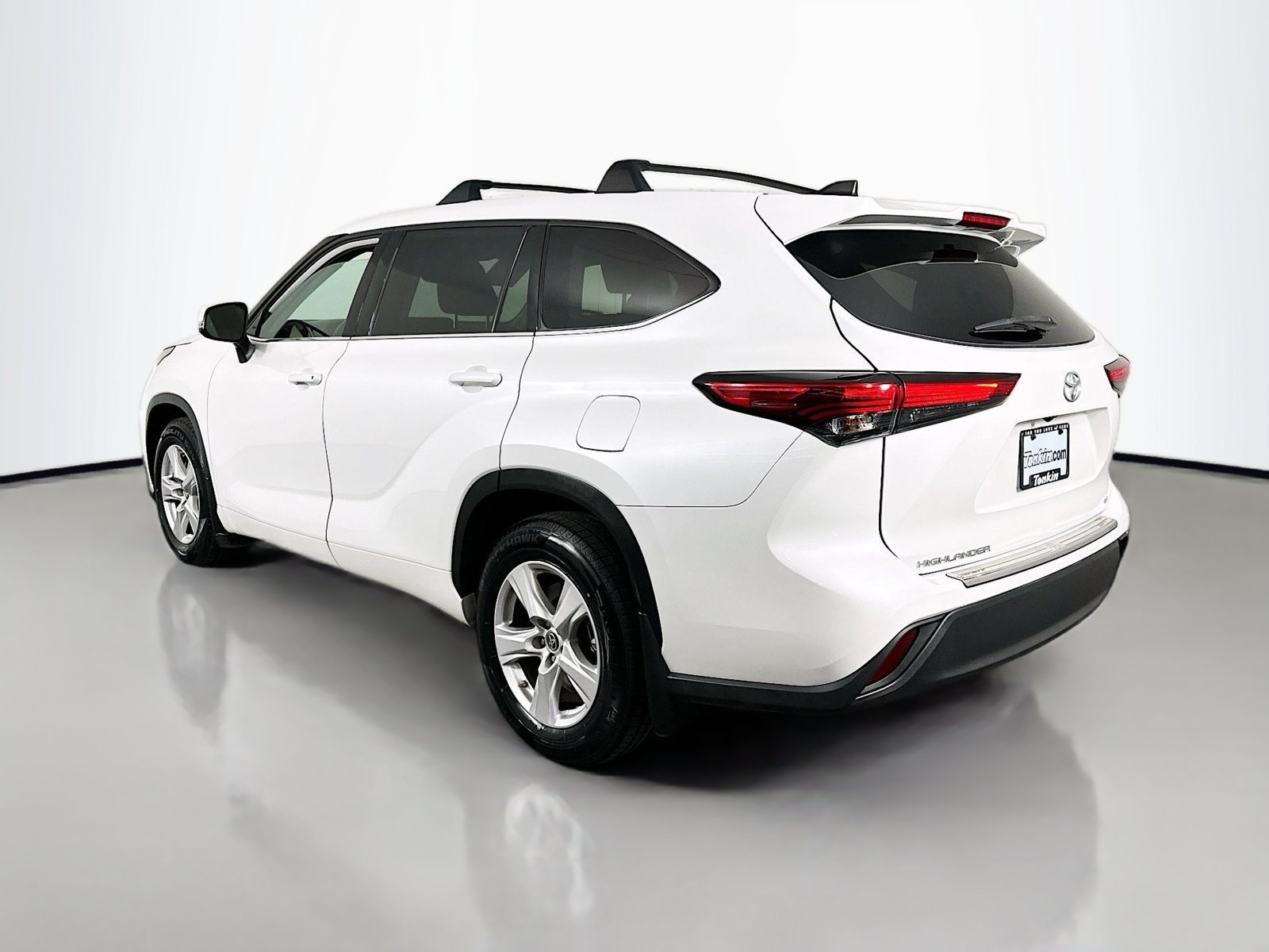 Used 2022 Toyota Highlander LE FWD image 6