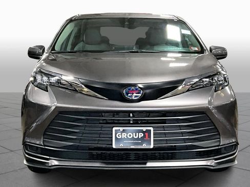 Certified 2024 Toyota Sienna LE image 3