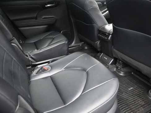Used 2023 Toyota Highlander XLE AWD/4WD image 10