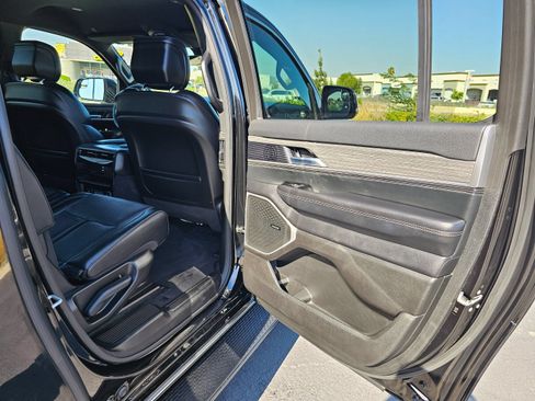 Used 2024 Jeep Wagoneer L Series II w/ Flexible Seating Group AWD/4WD image 29