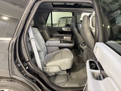 Used 2019 Lincoln Navigator Reserve image 14
