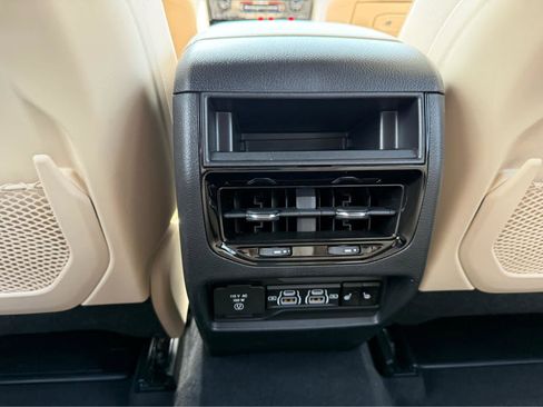 Used 2025 Jeep Grand Cherokee Limited AWD/4WD image 25