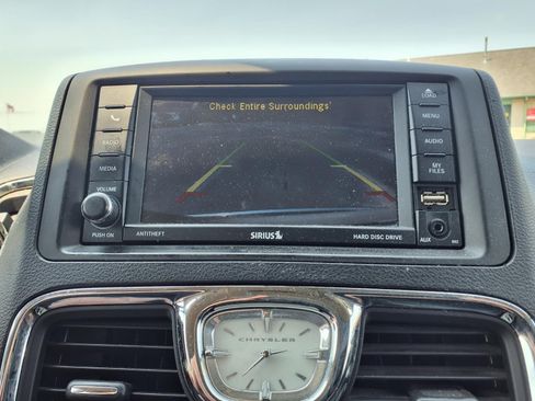 Used 2016 Chrysler Town & Country Touring w/ Driver Convenience Group FWD image 23