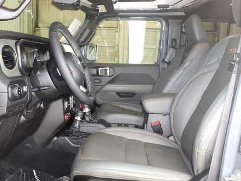 Used 2025 Jeep Gladiator Mojave AWD/4WD image 10