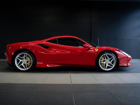 Used 2021 Ferrari F8 Tributo RWD image 3