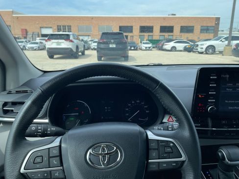 Used 2024 Toyota Sienna XLE image 37