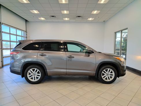 Used 2016 Toyota Highlander LE AWD/4WD image 2
