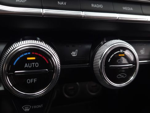 Used 2022 Genesis G70 2.0T image 19