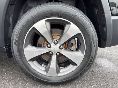 Used 2019 Jeep Cherokee Limited w/ Technology Group image 14